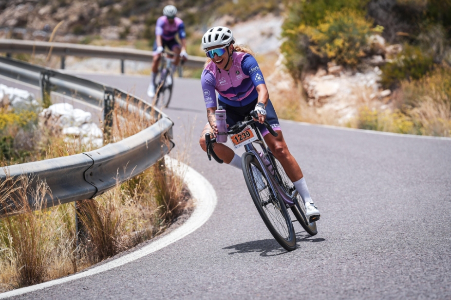 Ciclista en curva cerrada de bajada